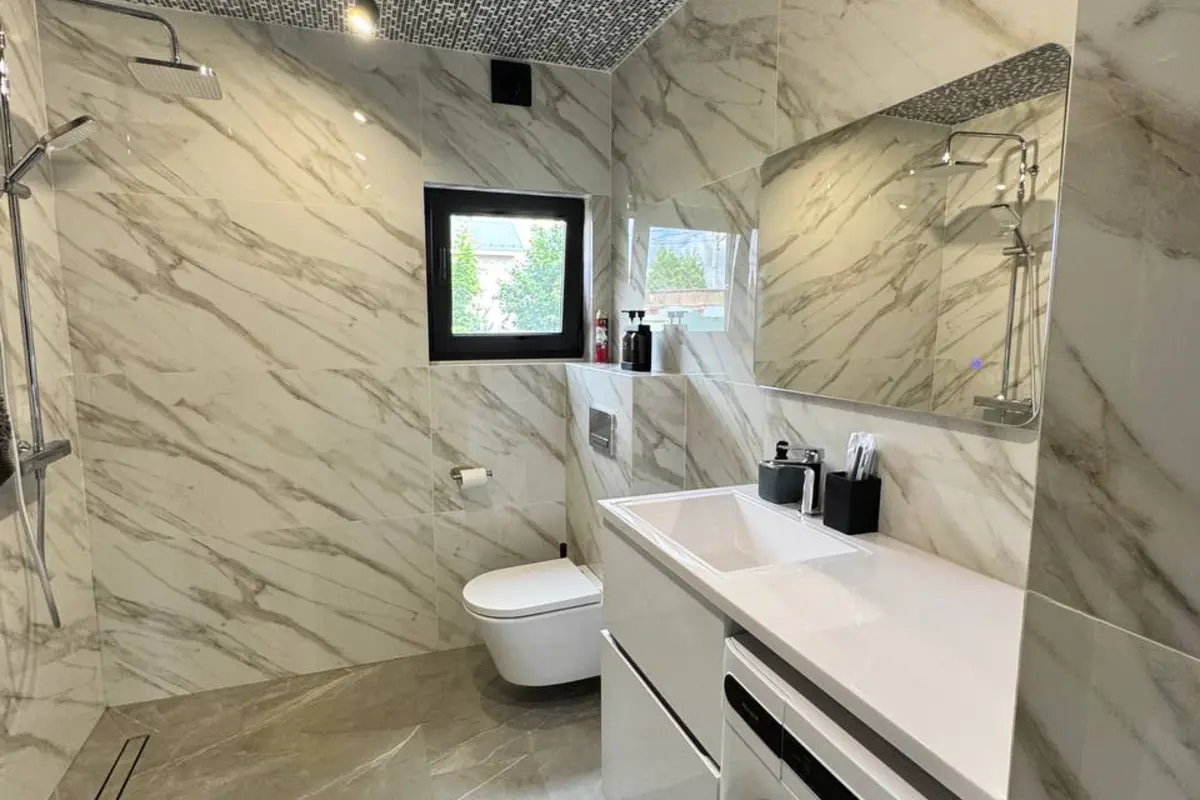 Ванная RELAXHOMESPA с мраморной плиткой