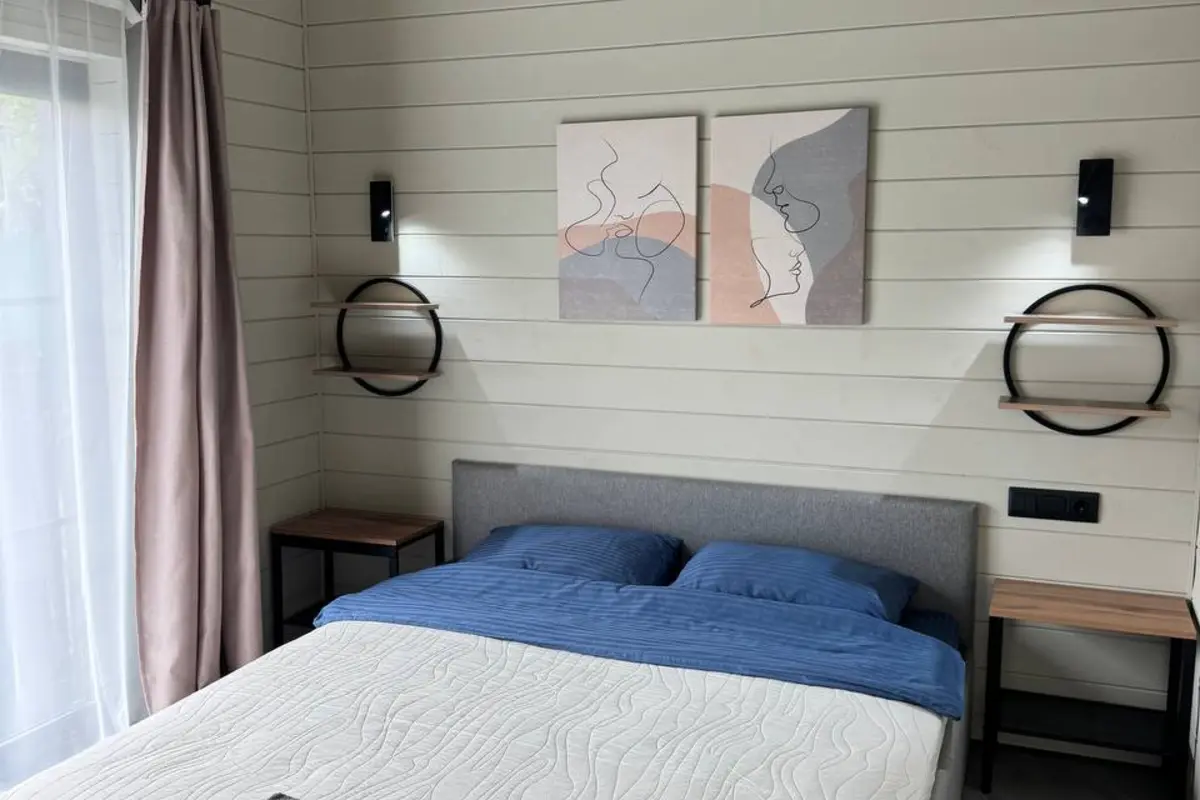 Спальня RELAXHOMESPA с синим покрывалом