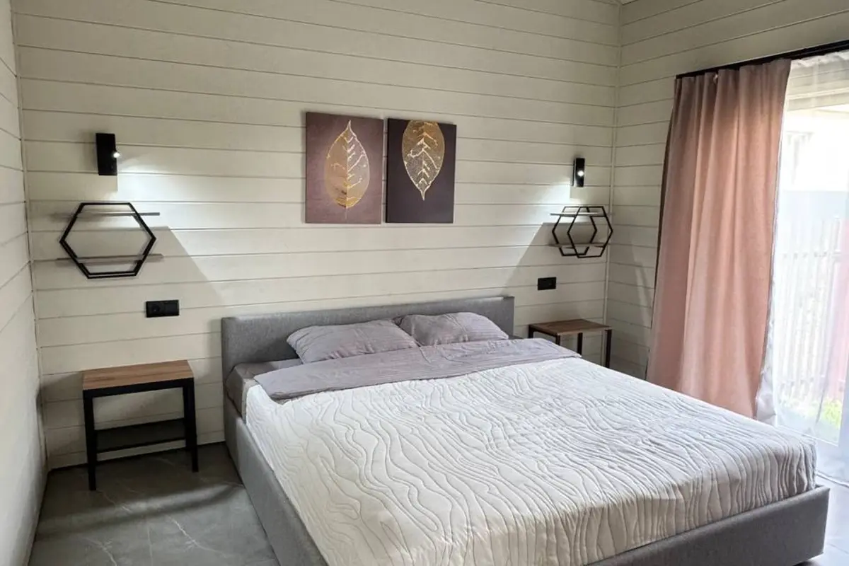 Спальня RELAXHOMESPA с лиловым покрывалом