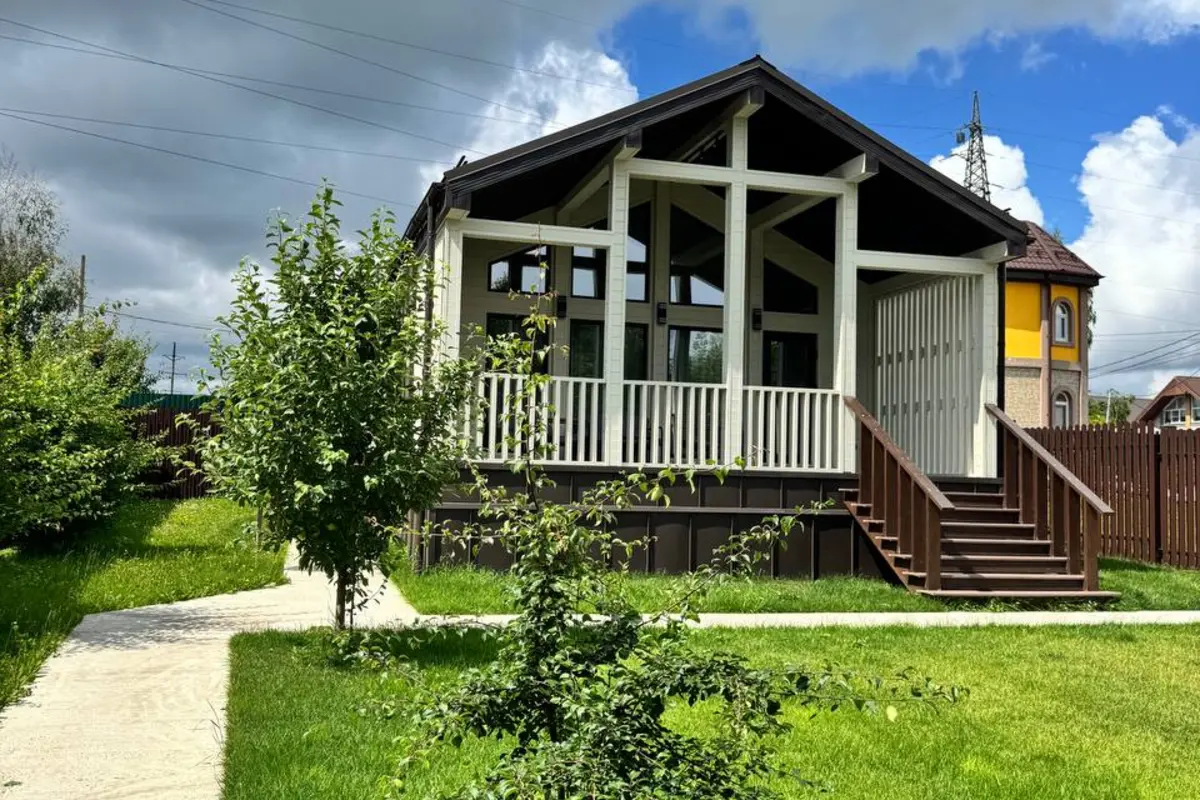 Фасад RELAXHOMESPA — современный А-образный дом, лето 2026