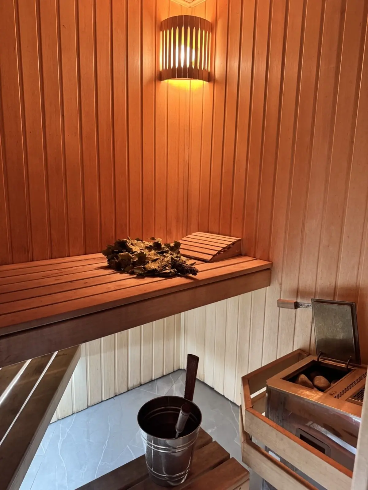Парная RELAXHOMESPA: печь, веник, ковш, тёплый свет