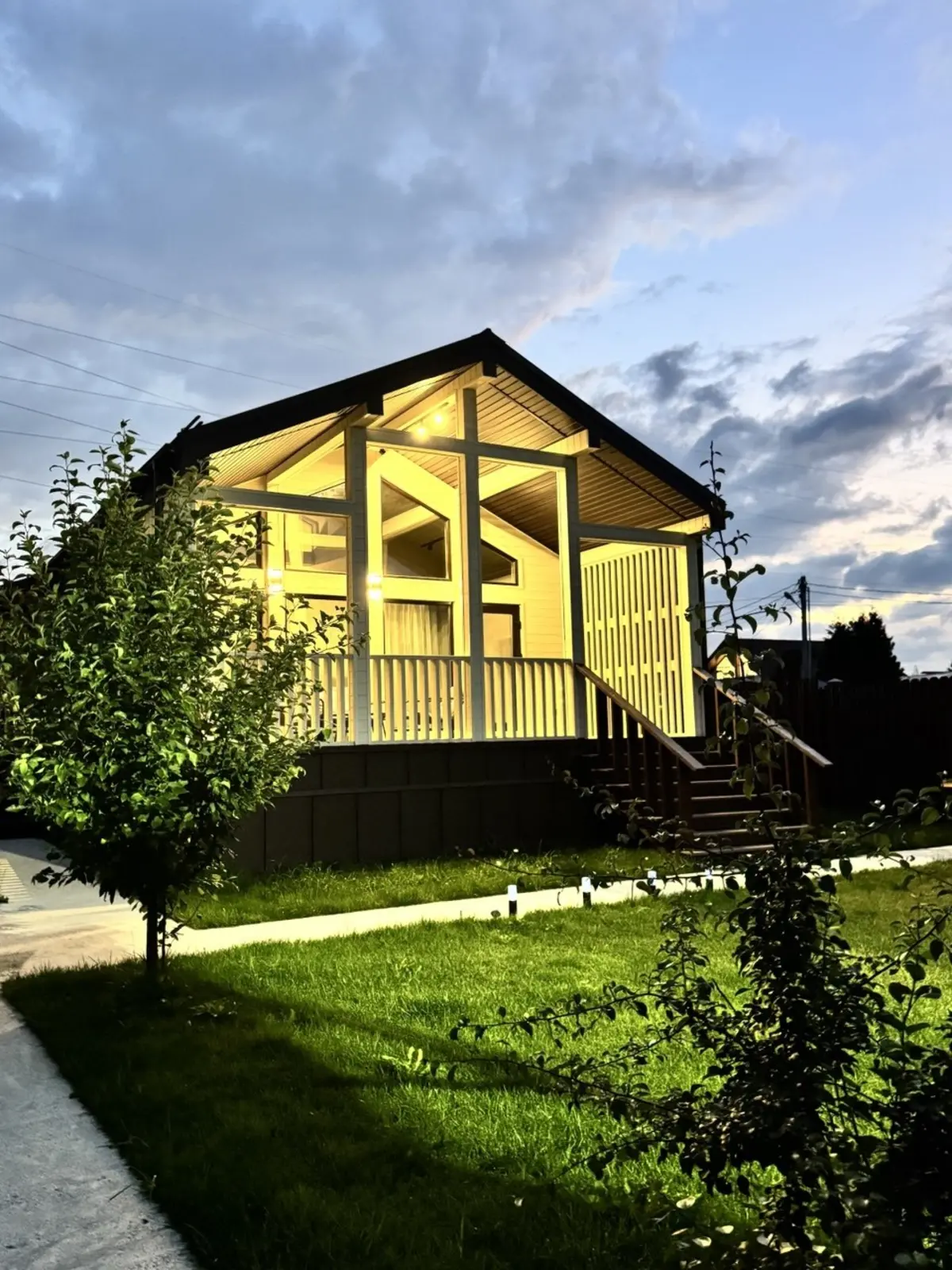 RELAXHOMESPA вечером: А-образный фасад с панорамными окнами