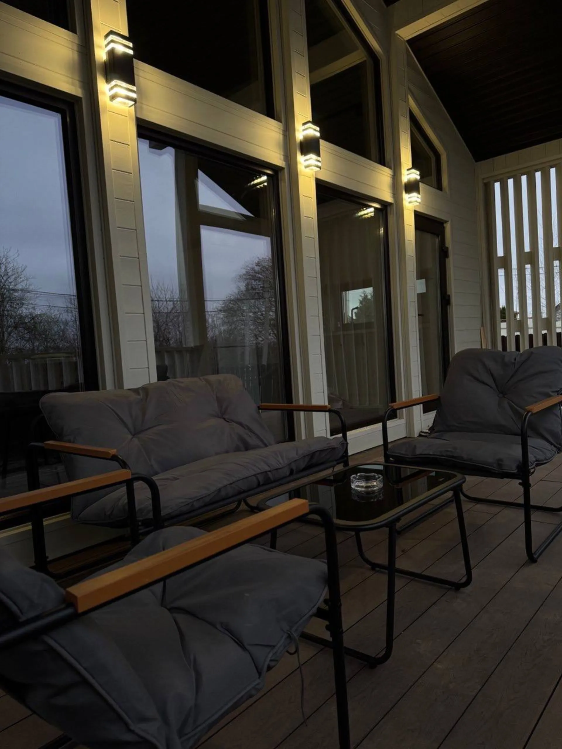 Терраса RELAXHOMESPA с креслами вечером