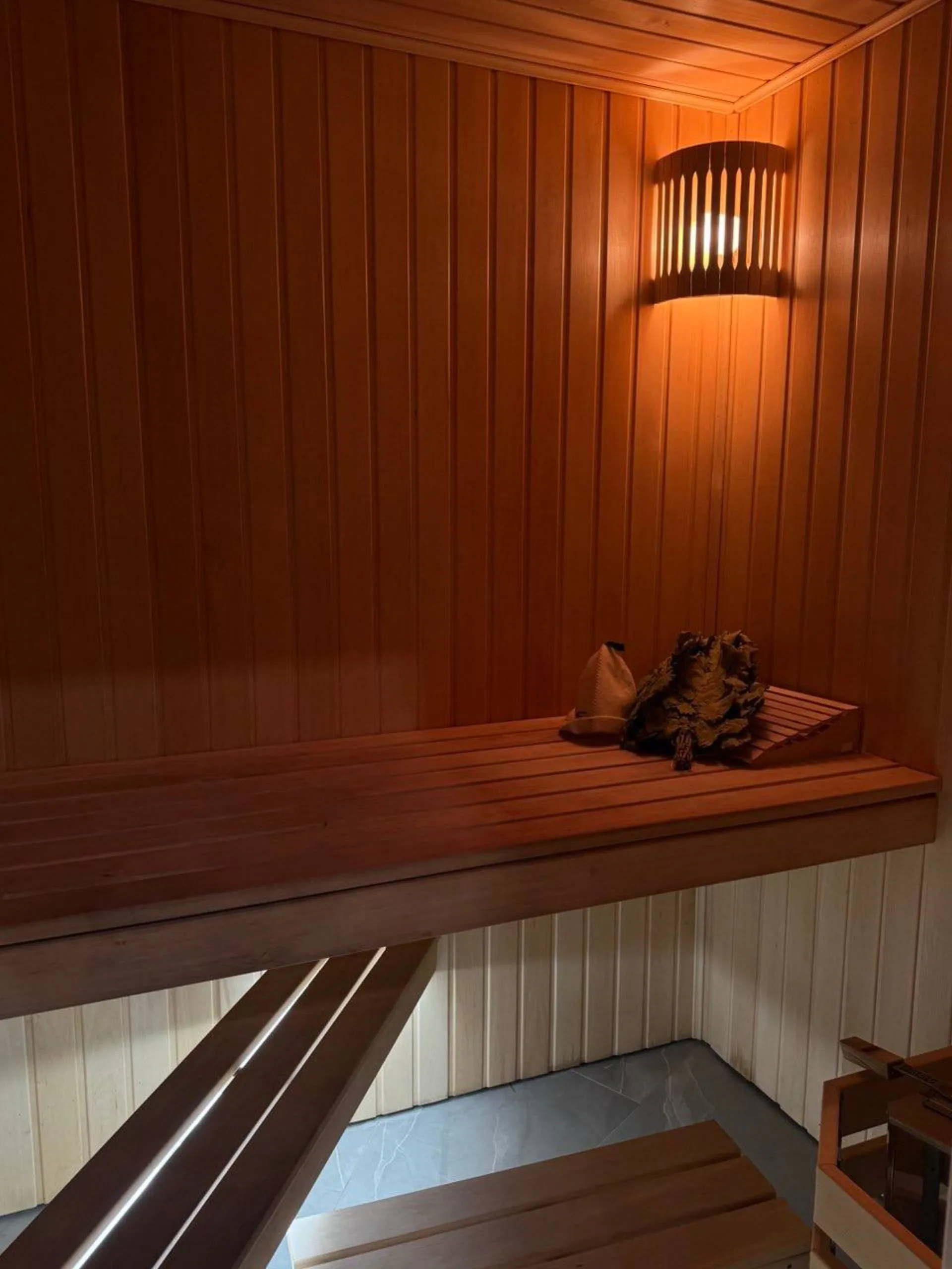 Парная RELAXHOMESPA с деревянной отделкой