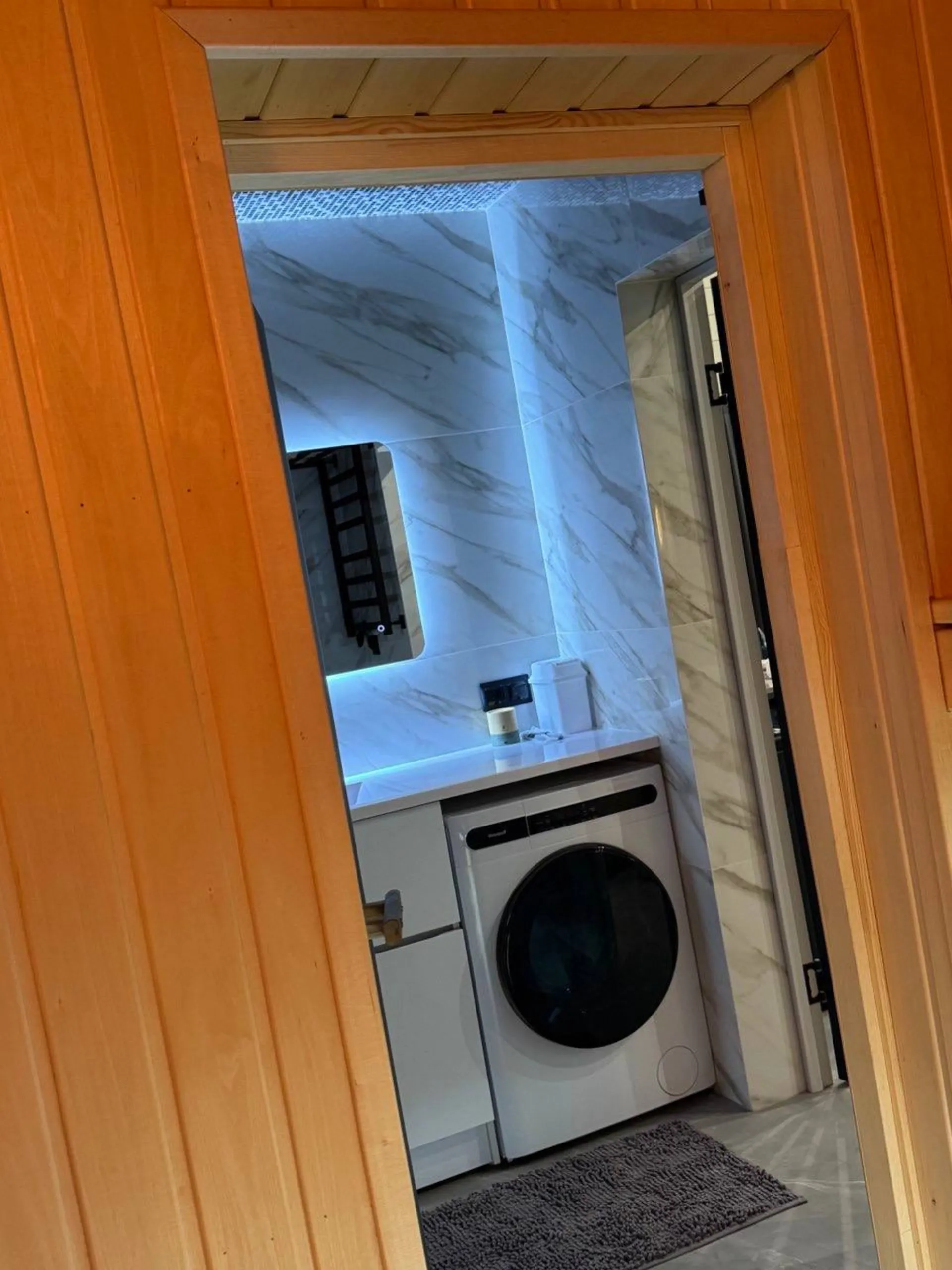 Выход из парной RELAXHOMESPA в сторону санузла