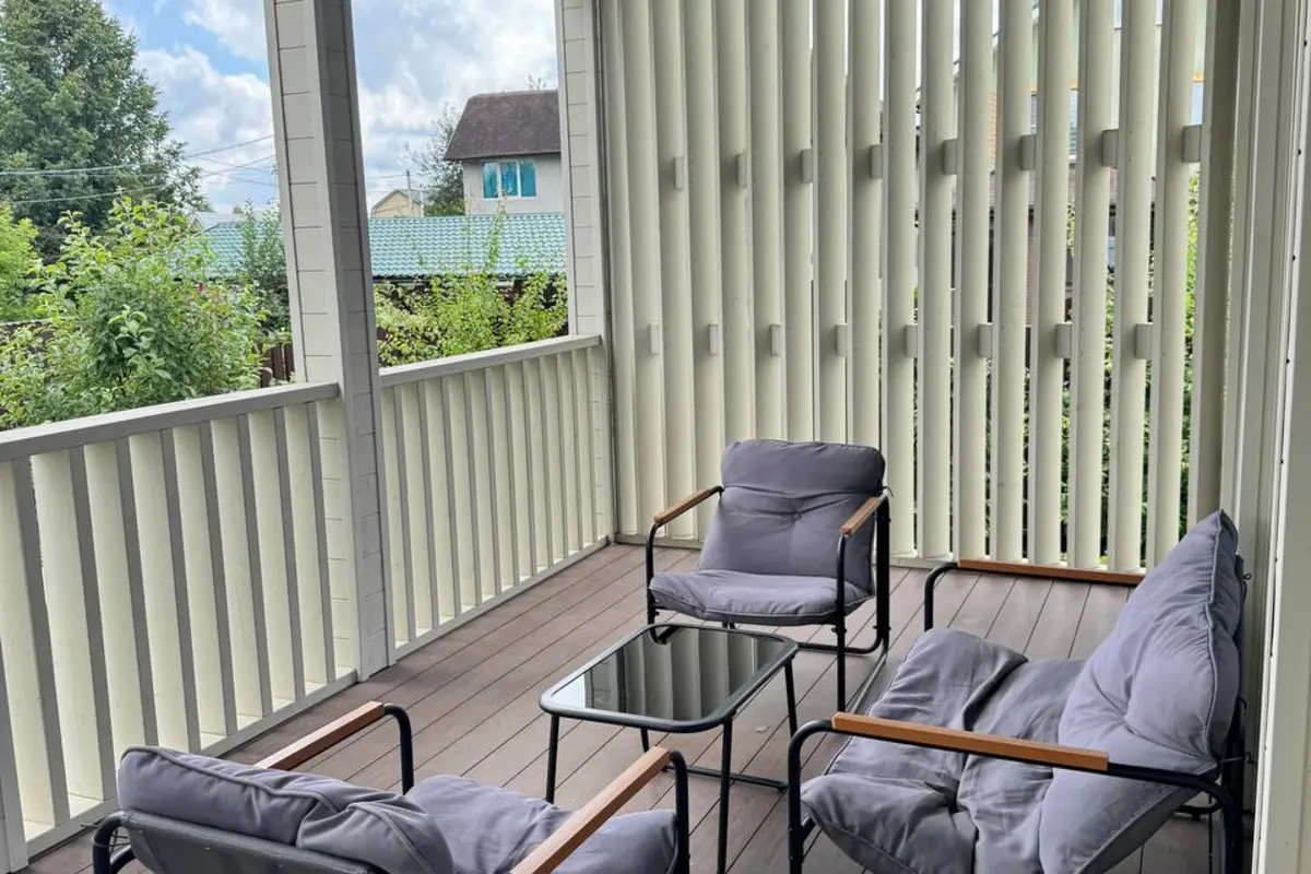 Терраса RELAXHOMESPA с креслами и столиком